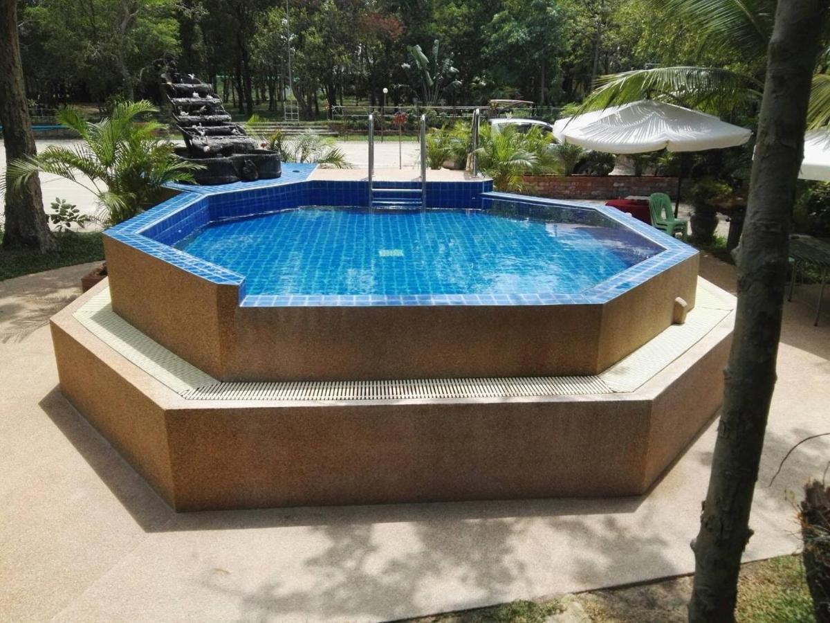 Isaan Perazim Park Hotel Roi Et Bagian luar foto